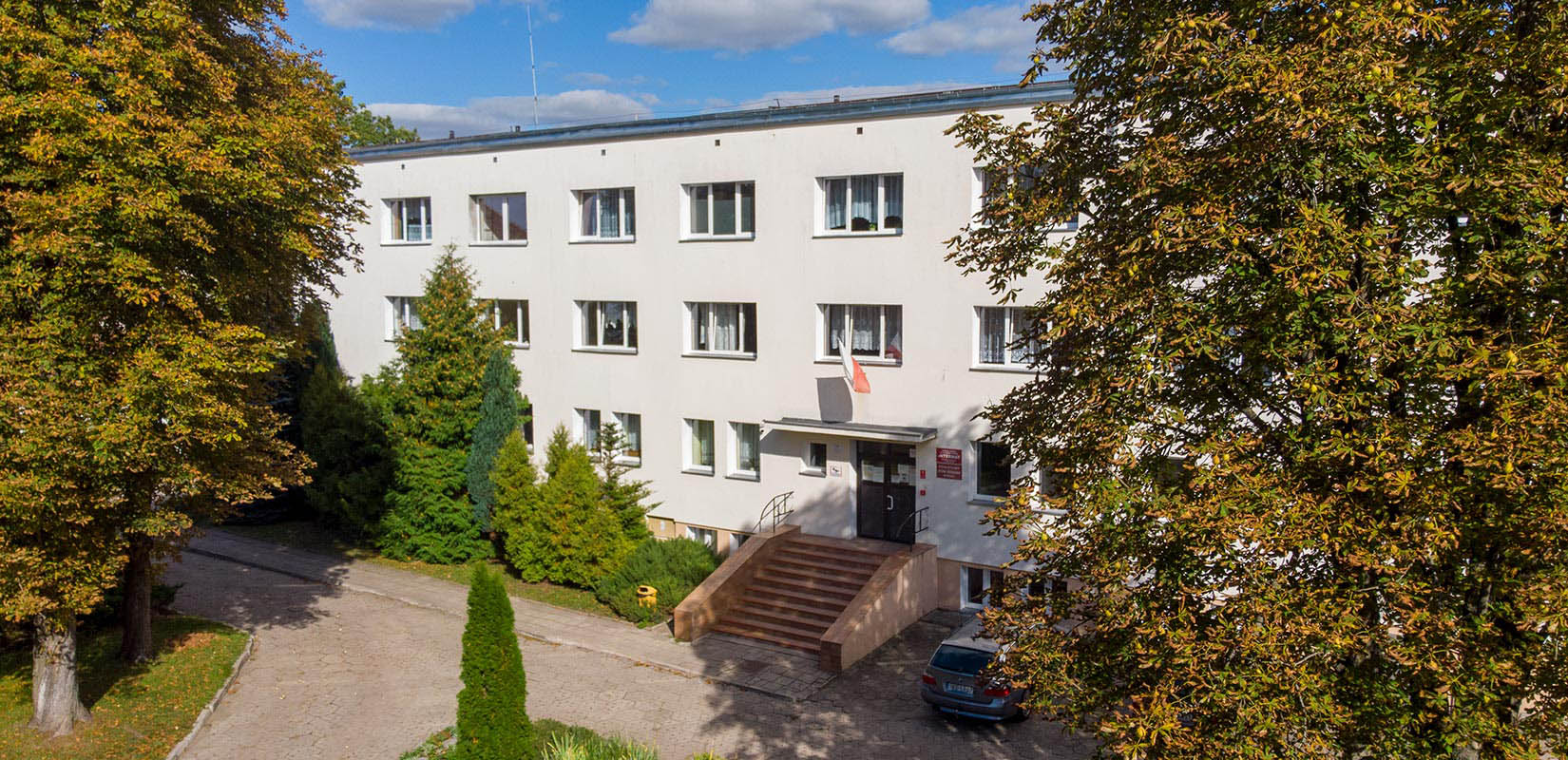 Budynek Schroniska Młodzieżowego w Reszlu otoczony zielenią